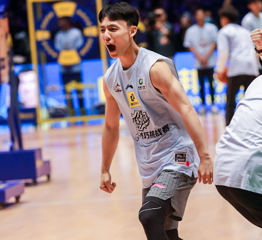 问鼎- 芝加哥公牛训练开放日，窗口期主帅复盘引欢呼，社区盾在即，临场指挥获称赞