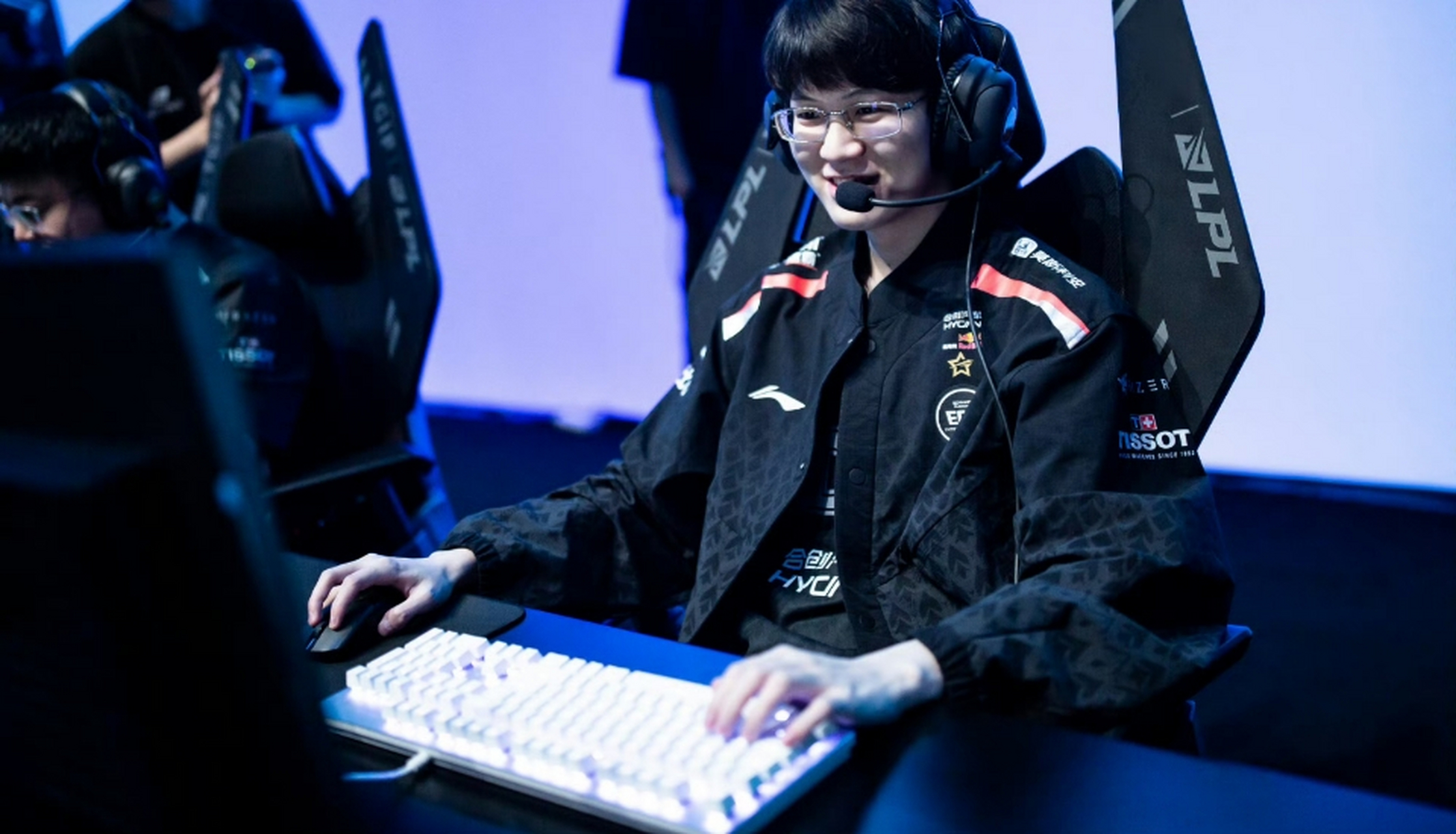 问鼎-Doinb回归赛场，精彩发挥首场状态亮眼，RNG观众沸腾！的简单介绍